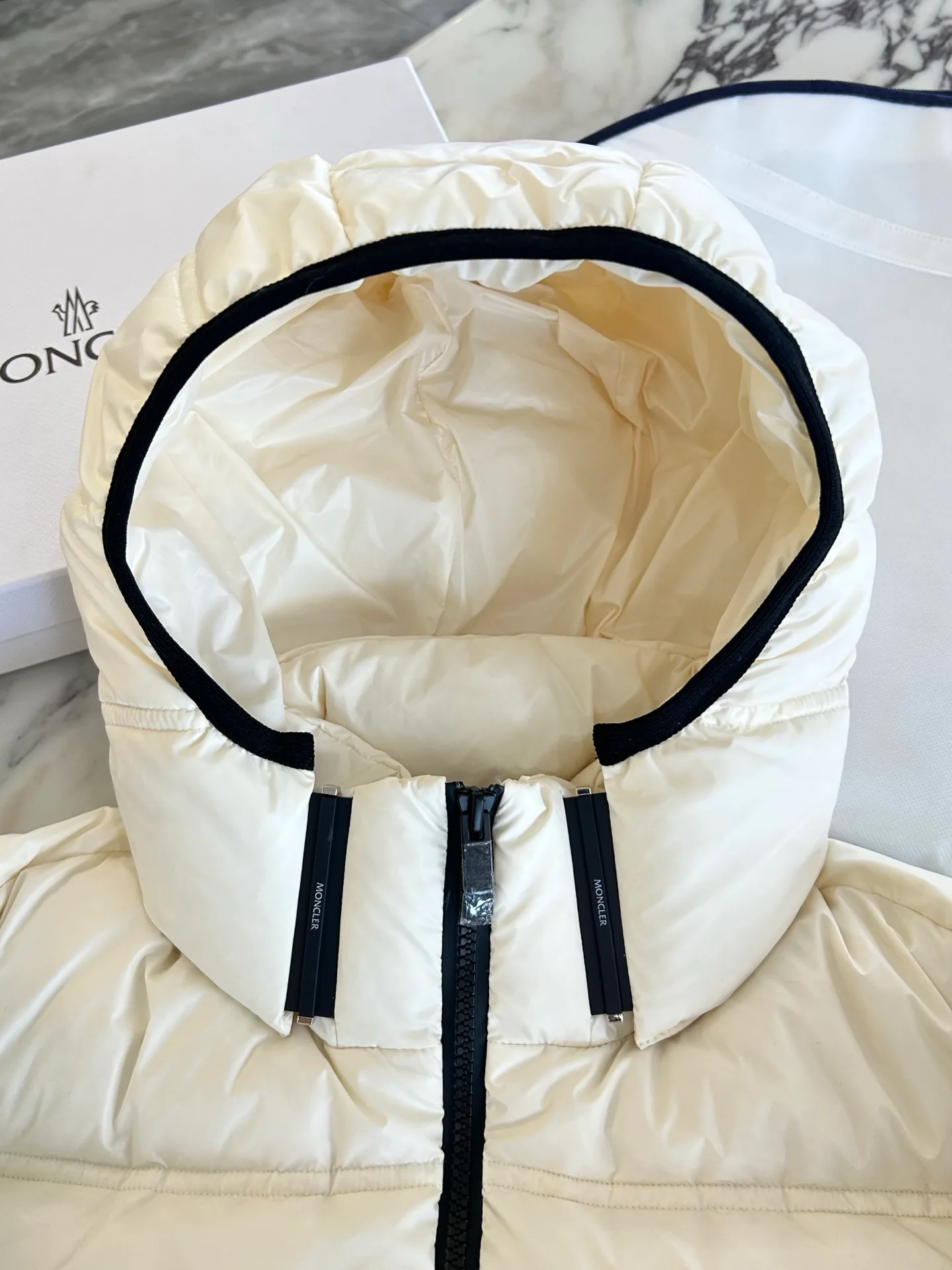 Women's Jackets And Down Jackets MONCLER 17904501