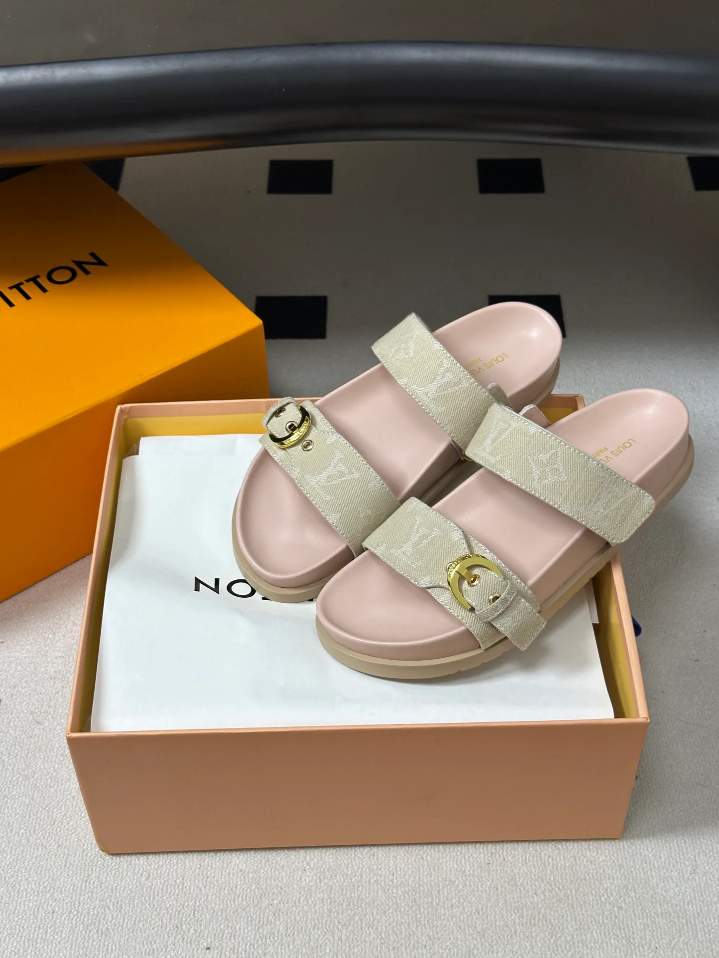 Women's Flip-Flops LOUIS VUITTON 18049598