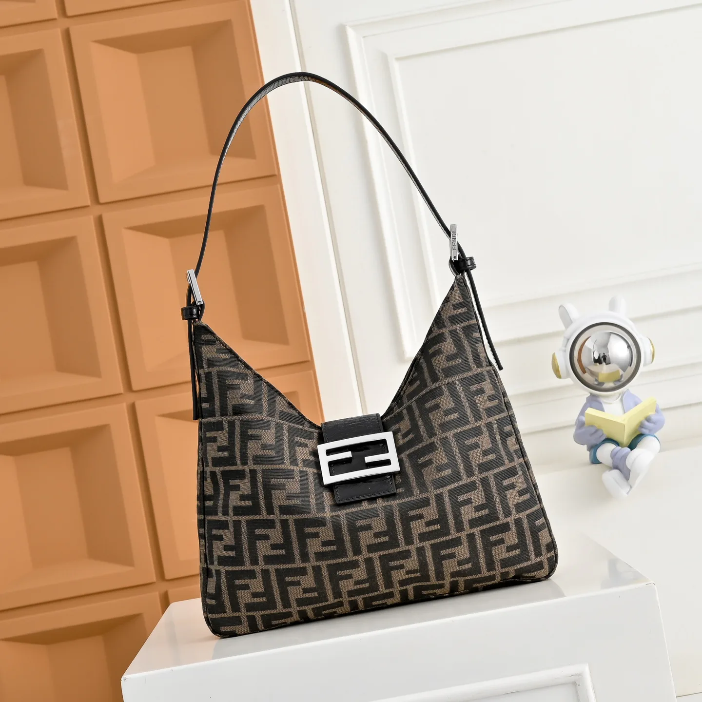 Классические Сумки Женские Fendi 18676174