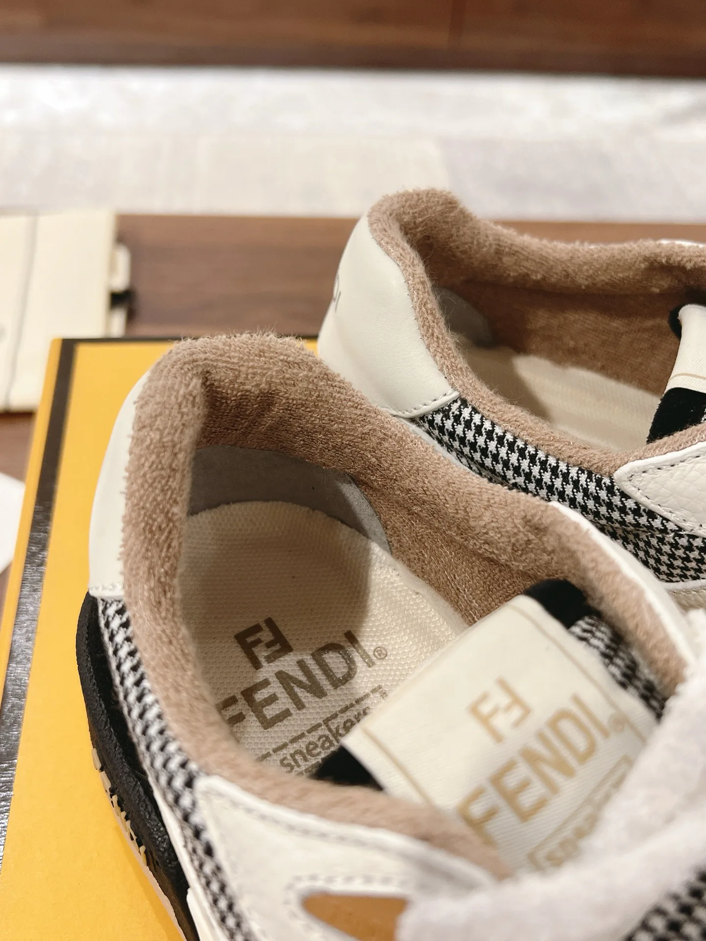 Women's Sneakers FENDI 18219592