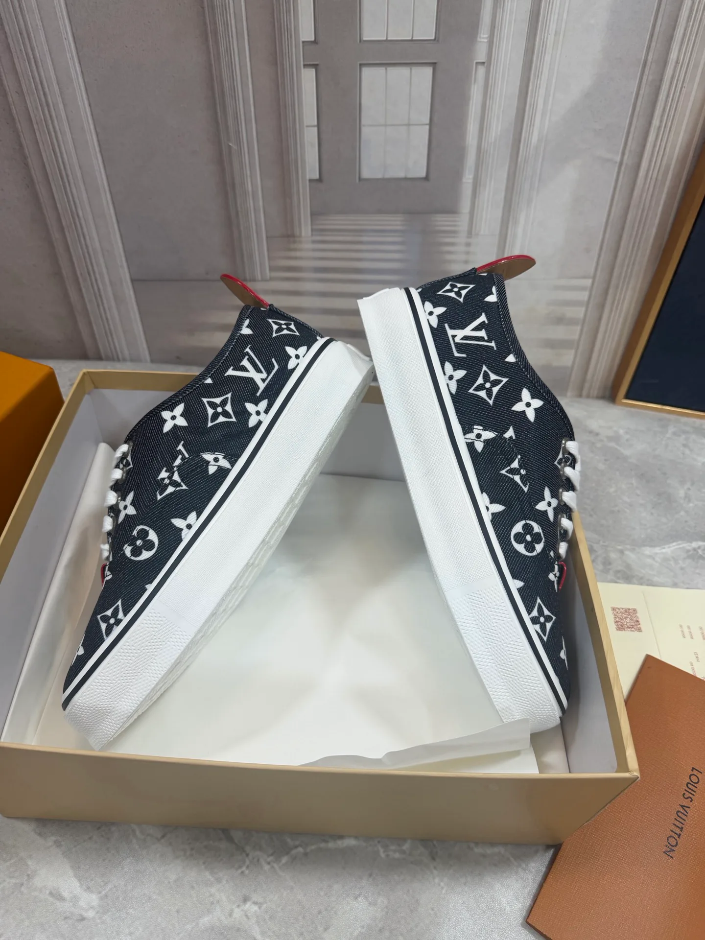 Men's Sneakers LOUIS VUITTON 18190076