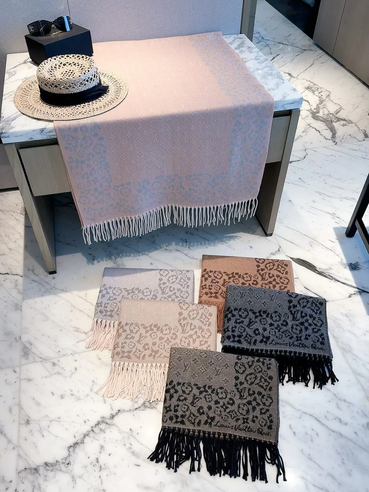 Scarves LOUIS VUITTON 18322564