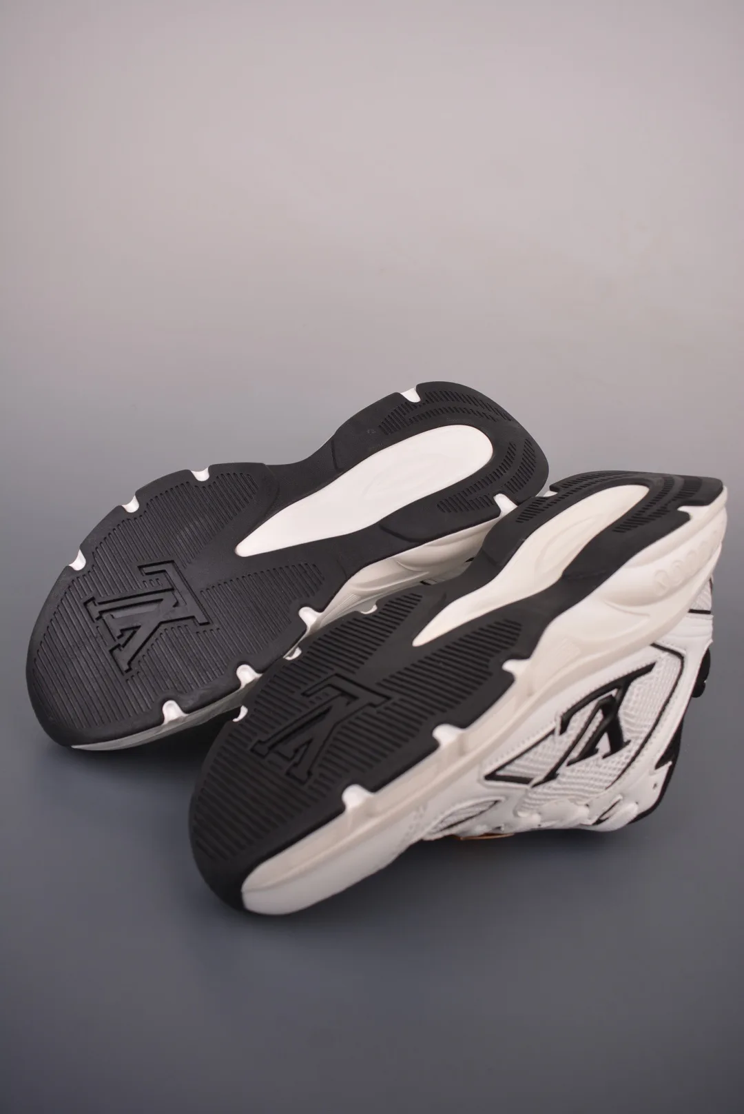 Men's Sneakers LOUIS VUITTON 17429982