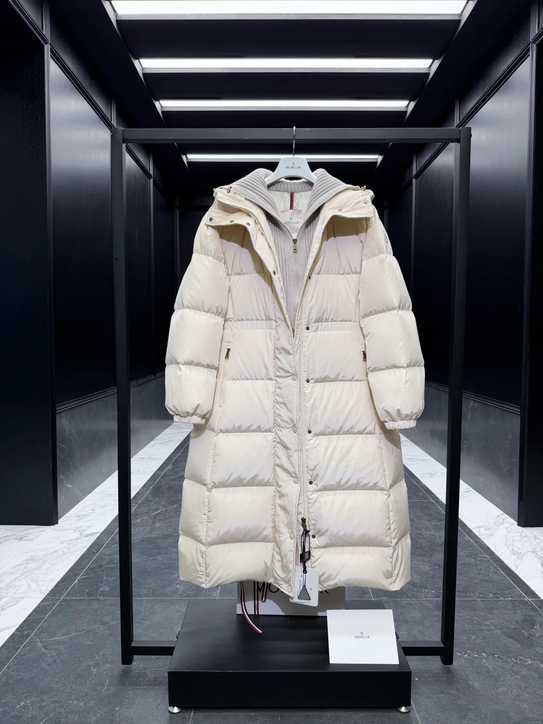 Women's Jackets And Down Jackets MONCLER 18528306