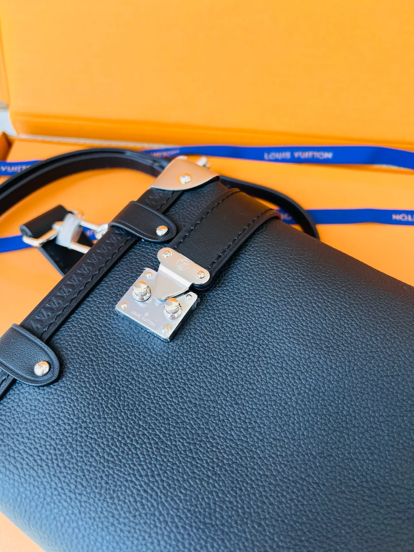 Women's Classic Handbags LOUIS VUITTON 17864846
