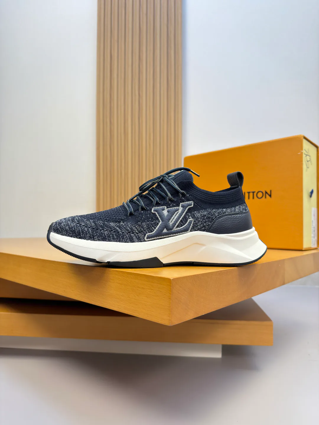Men's Sneakers LOUIS VUITTON 18142544
