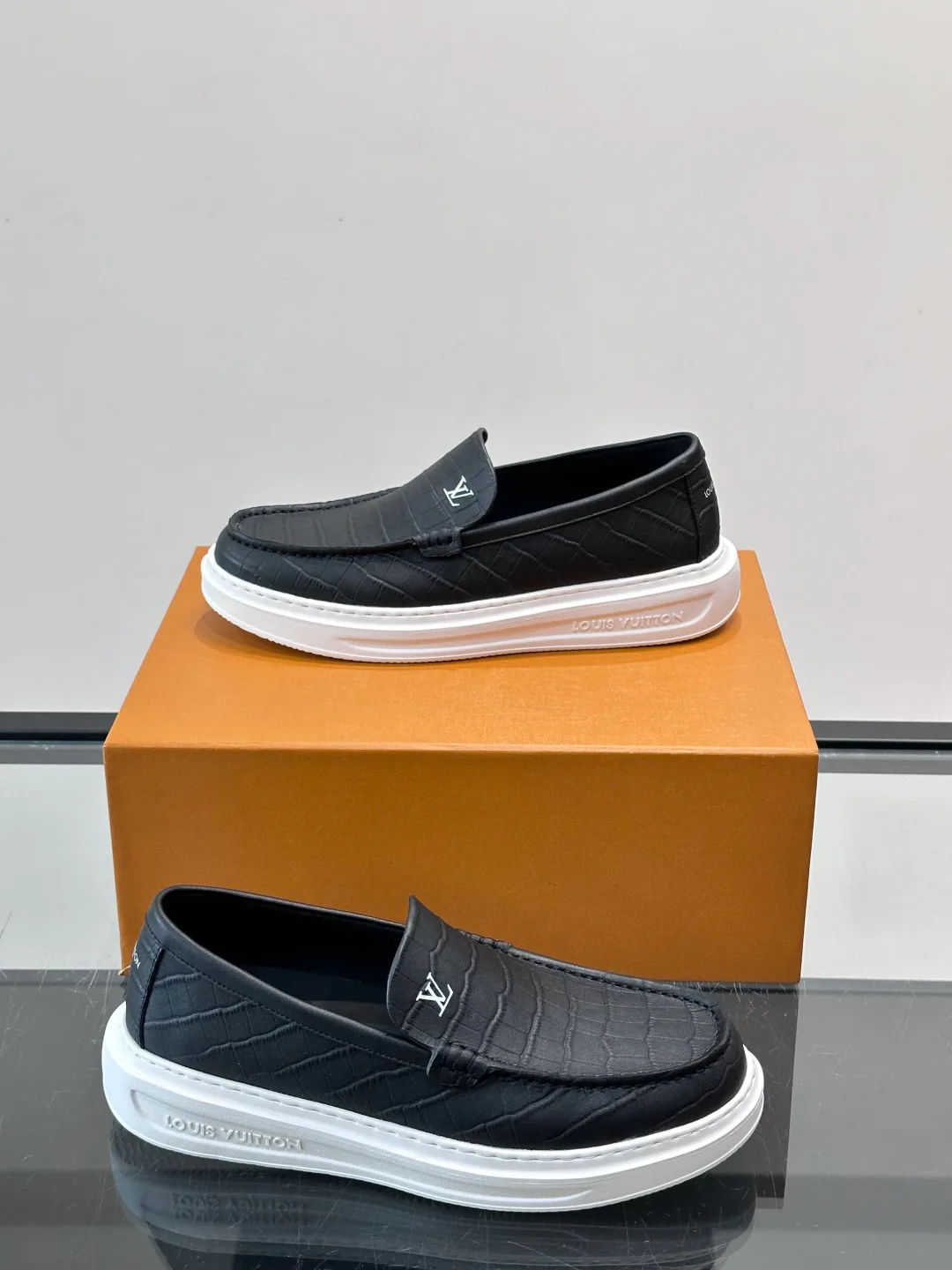 Men's Loafers And Dress Shoes LOUIS VUITTON 17806107