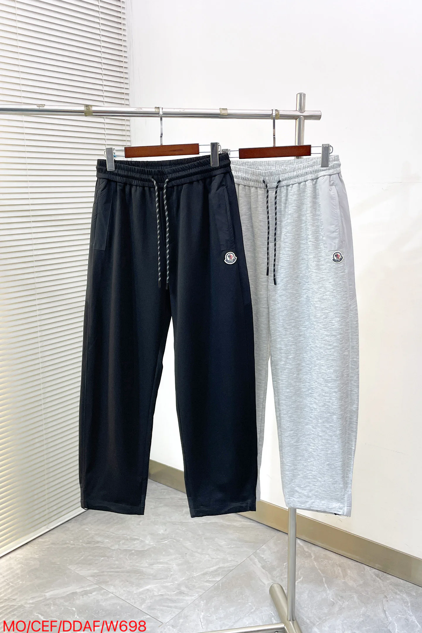 Men's Trousers MONCLER 18068577