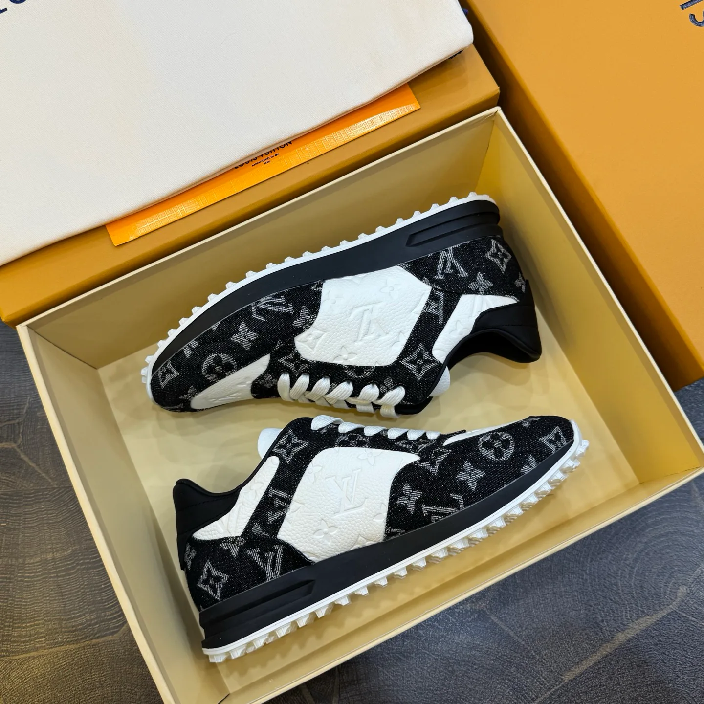 Women's Sneakers LOUIS VUITTON 17429011