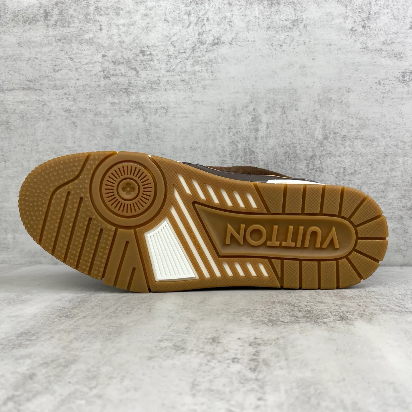 Women's Sneakers LOUIS VUITTON 18535716