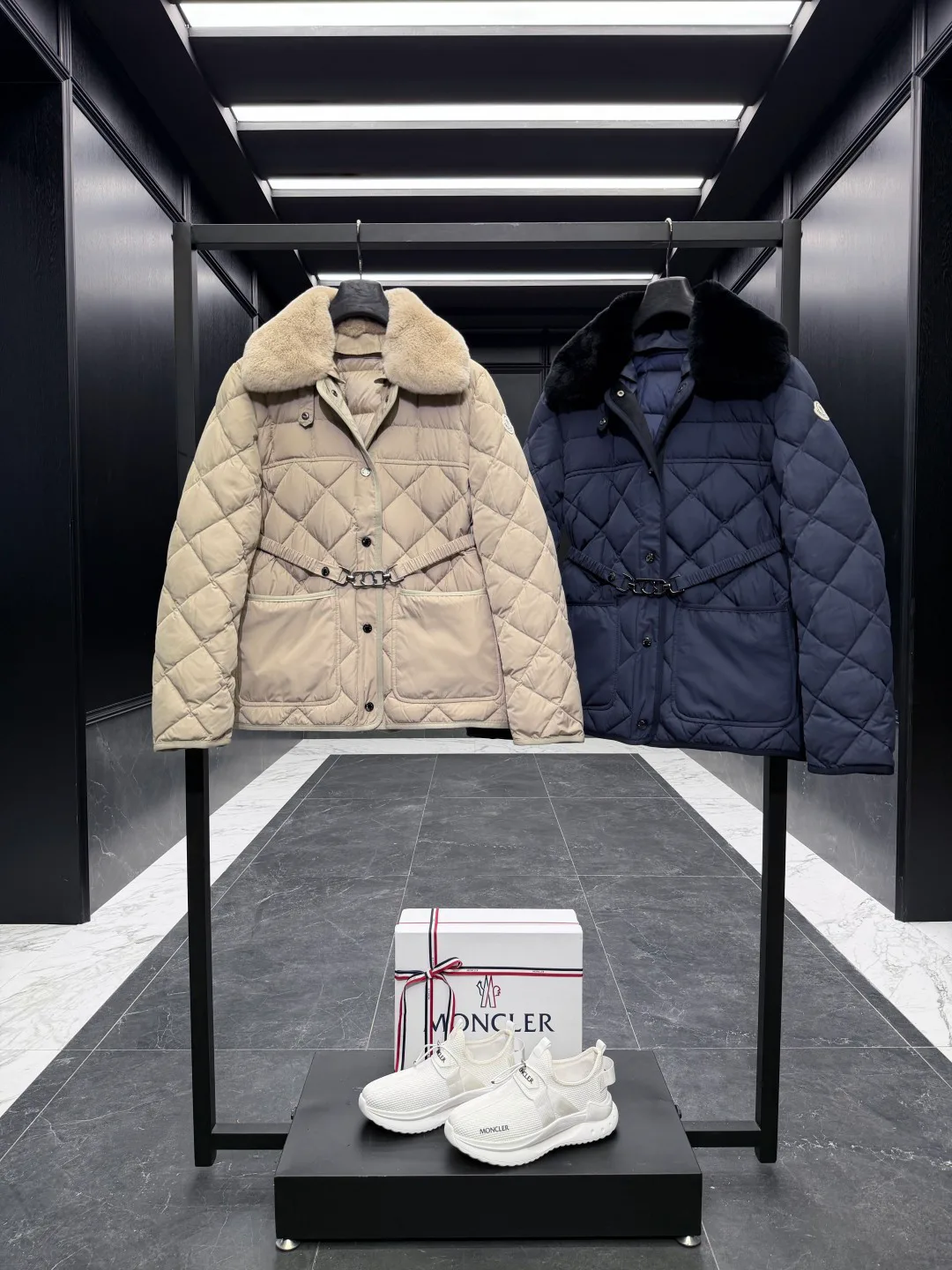 Women's Jackets And Down Jackets MONCLER 18111368