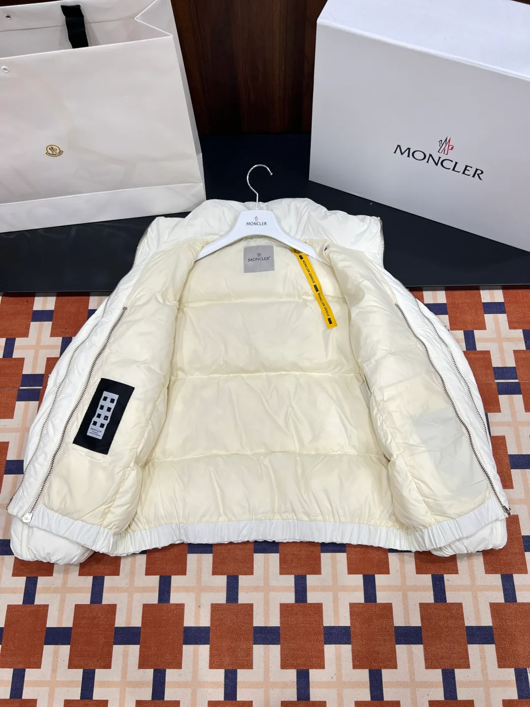 Women's Jackets And Down Jackets MONCLER 18127862