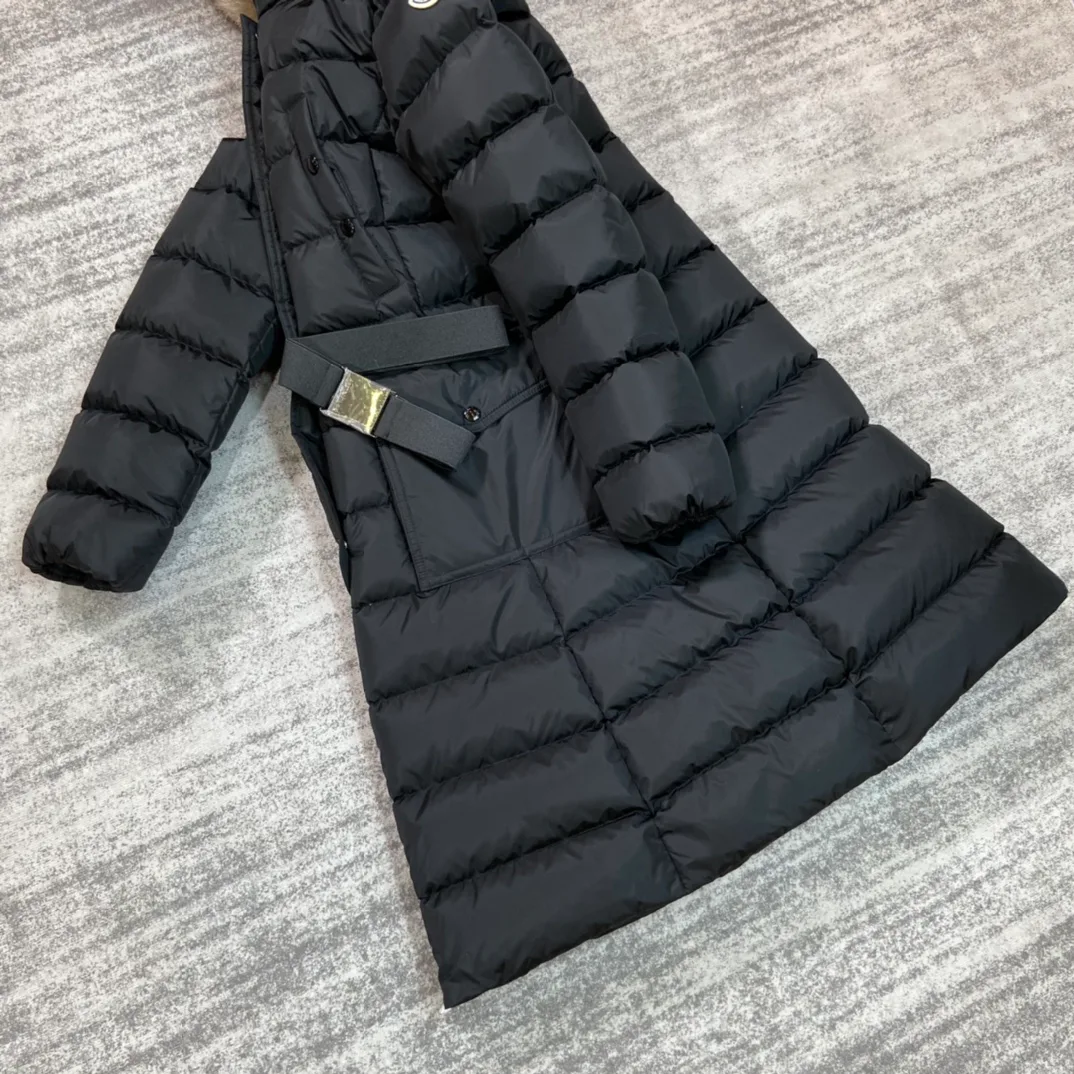 Women's Jackets And Down Jackets MONCLER 18205317