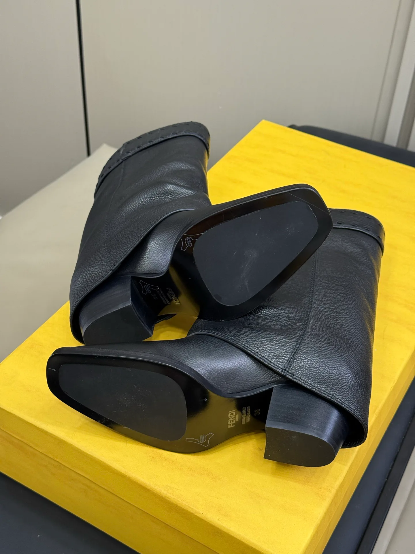Women's Boots FENDI 18370132
