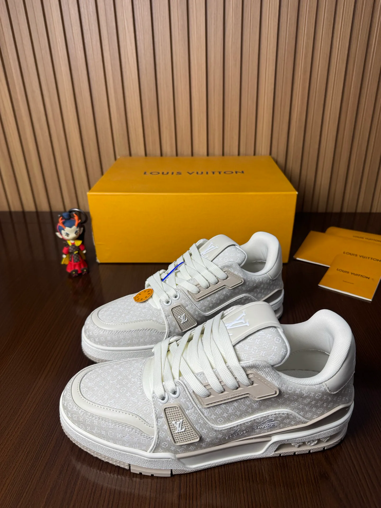 Women's Sneakers LOUIS VUITTON 18467452