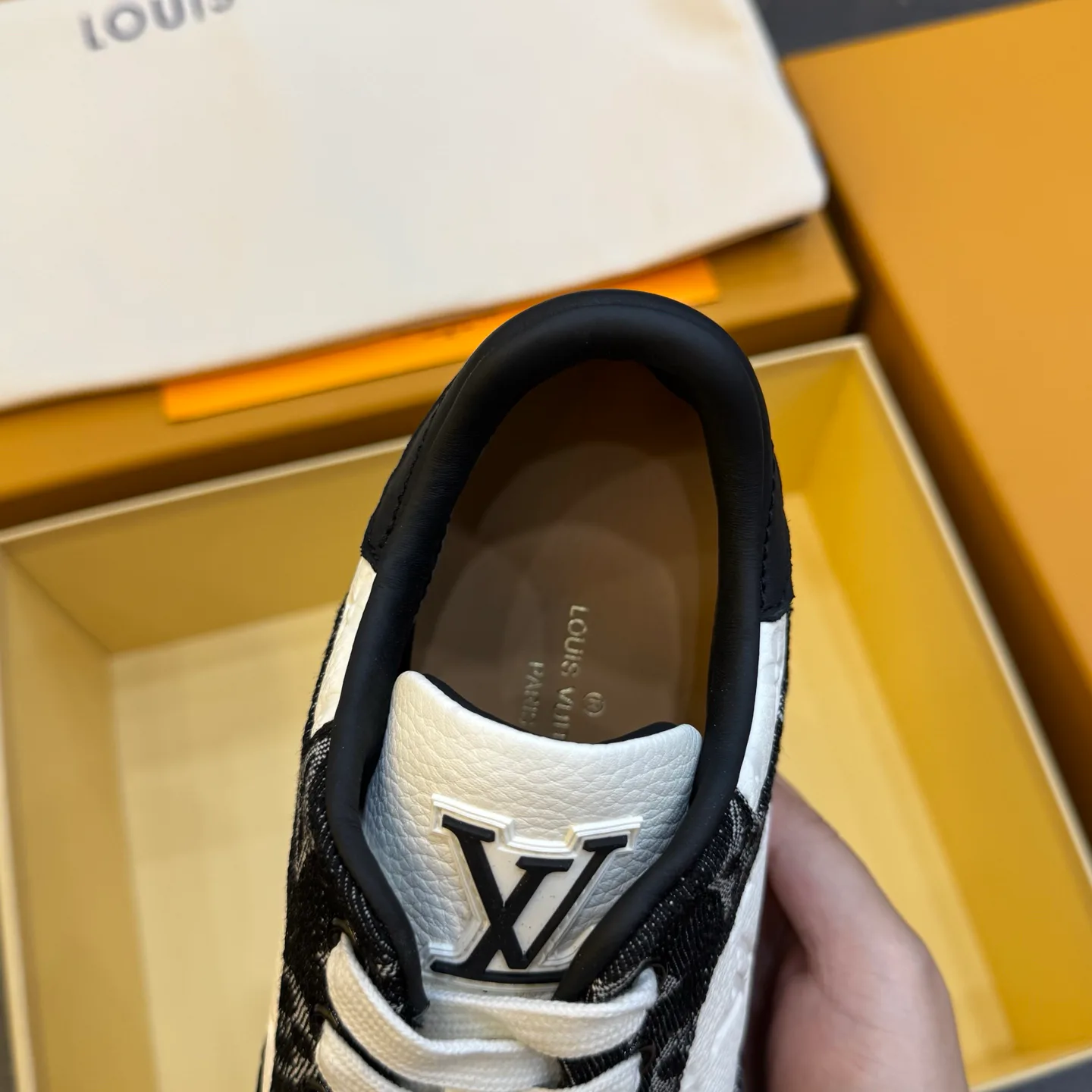 Women's Sneakers LOUIS VUITTON 17429011