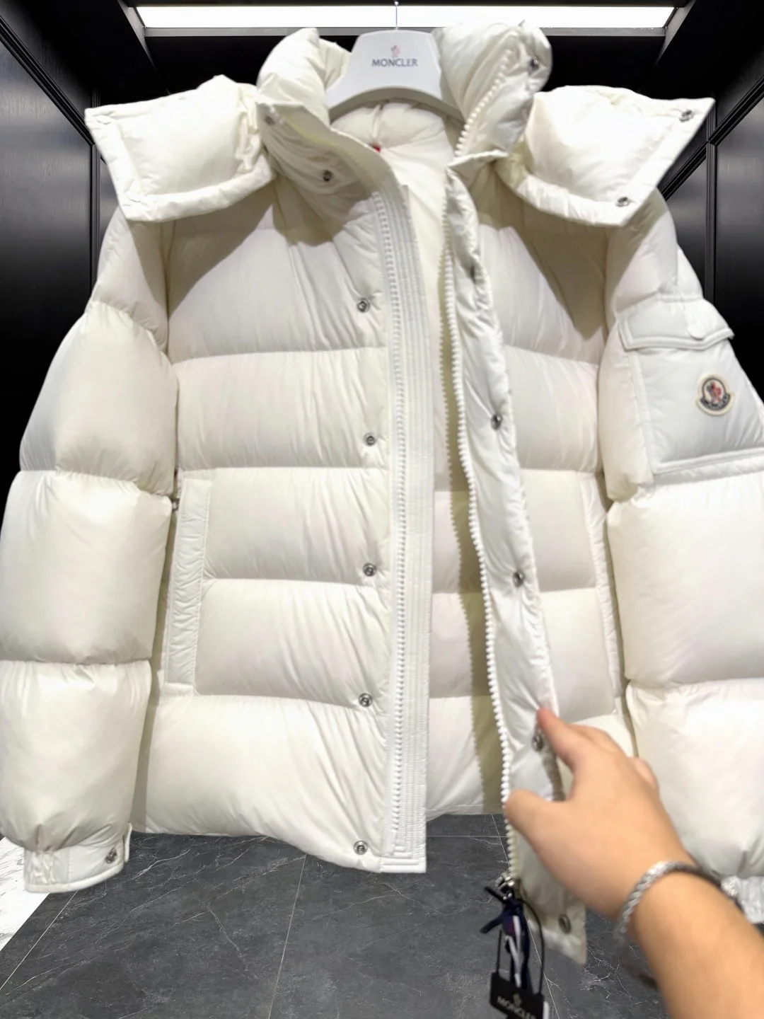 Women's Jackets And Down Jackets MONCLER 19553251