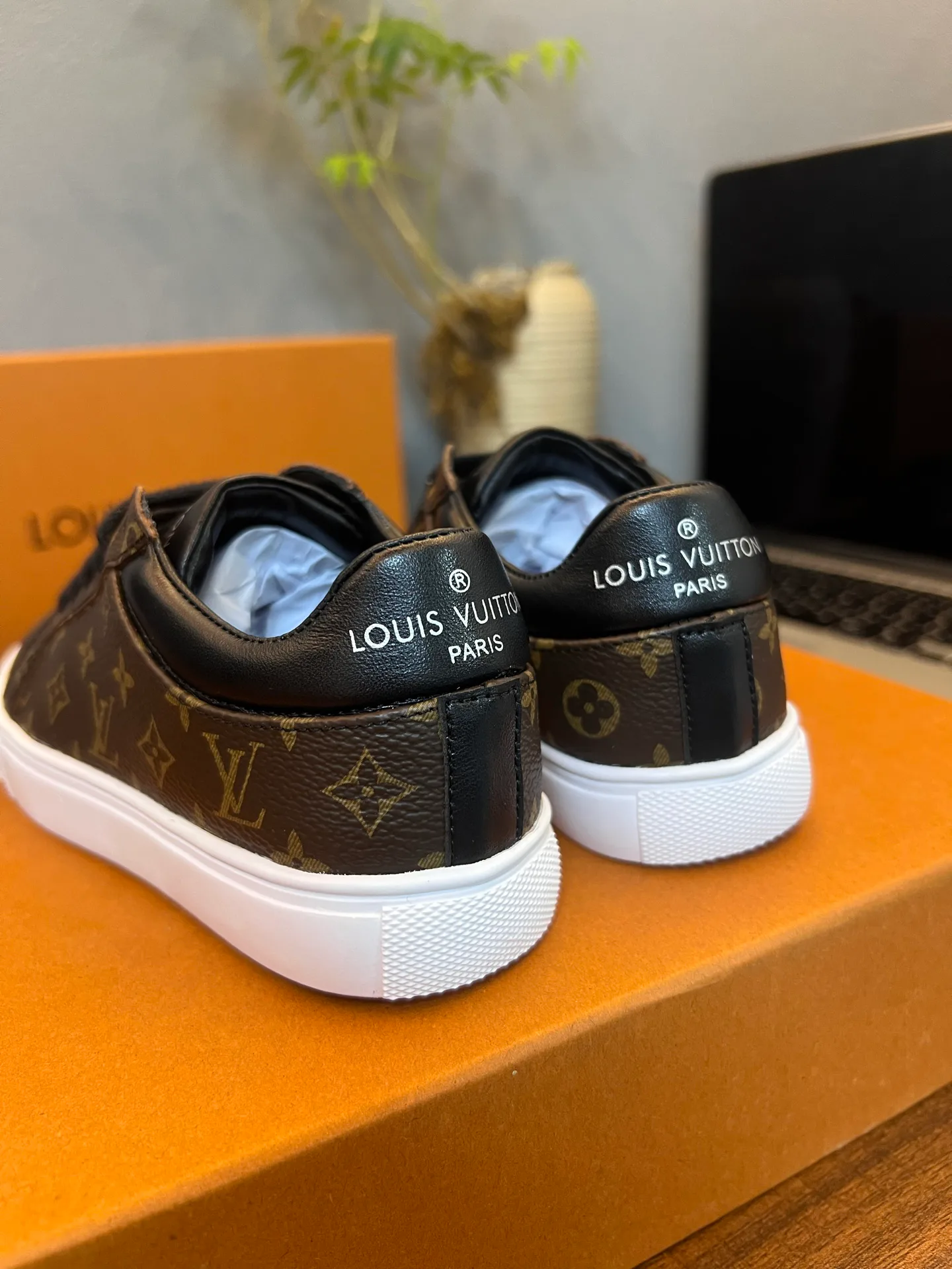 Women's Sneakers LOUIS VUITTON 18077535