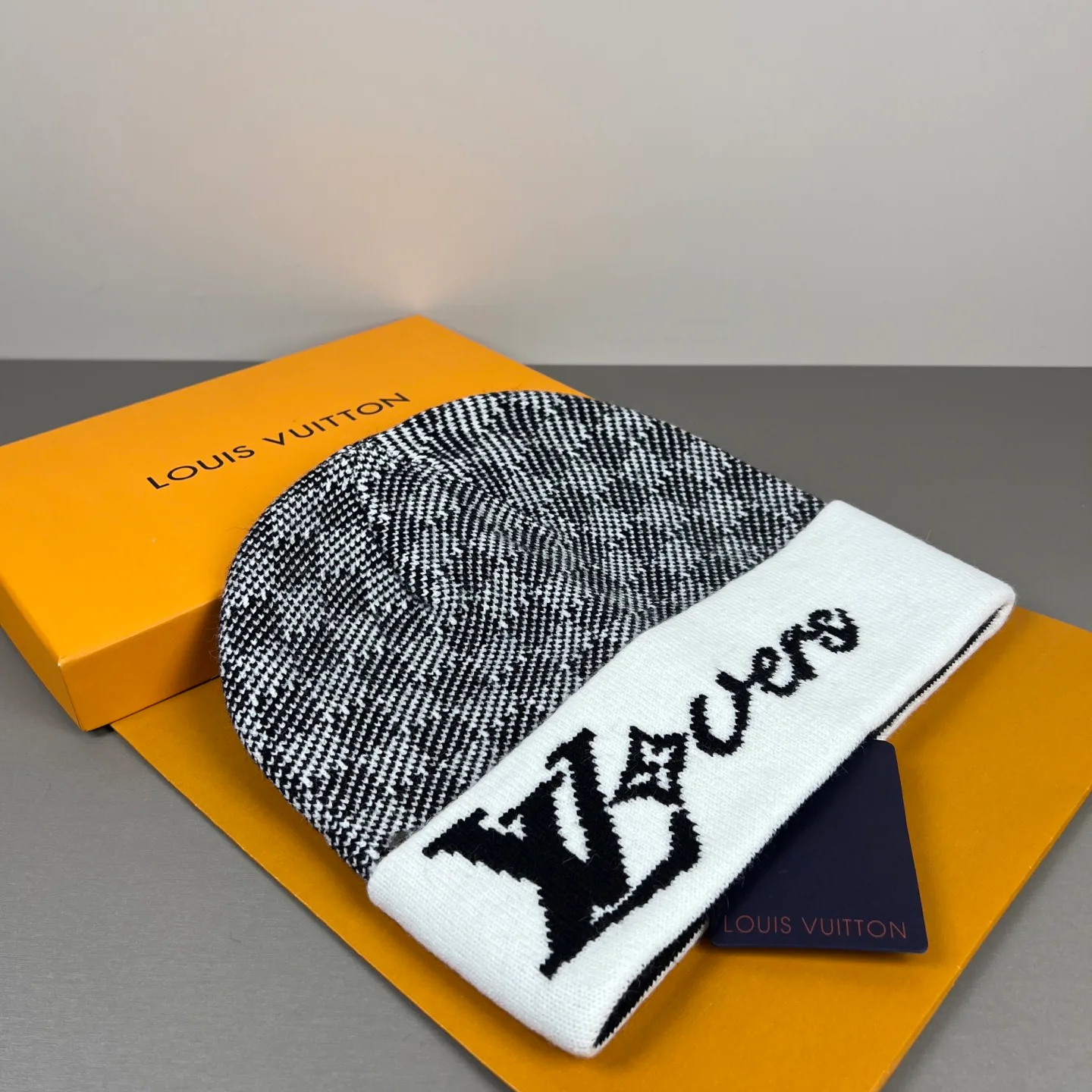 Hats LOUIS VUITTON 18105732