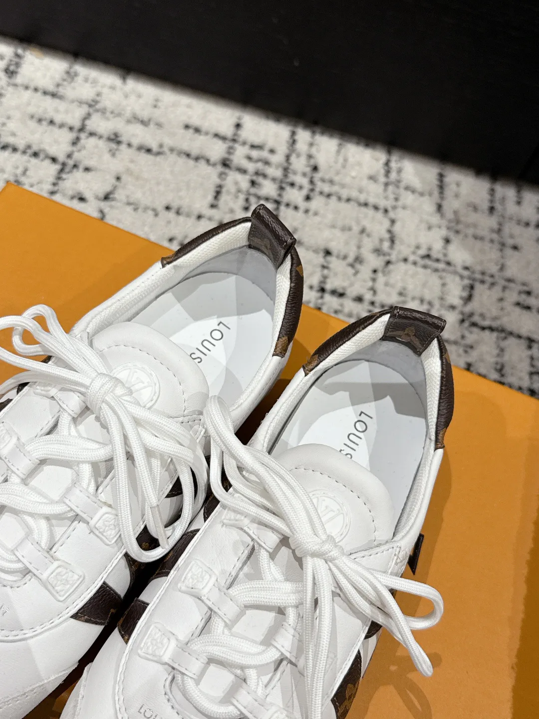 Women's Sneakers LOUIS VUITTON 18409750