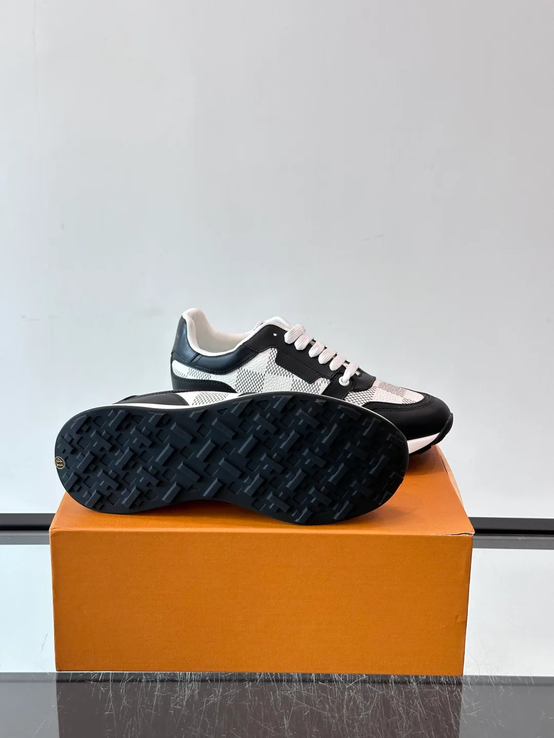 Men's Sneakers LOUIS VUITTON 18400554