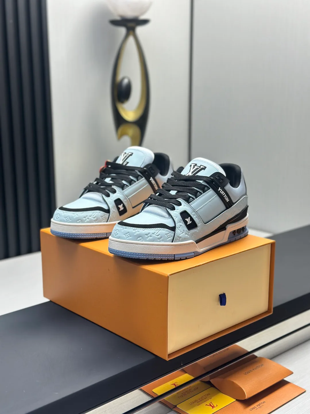 Women's Sneakers LOUIS VUITTON 18011574