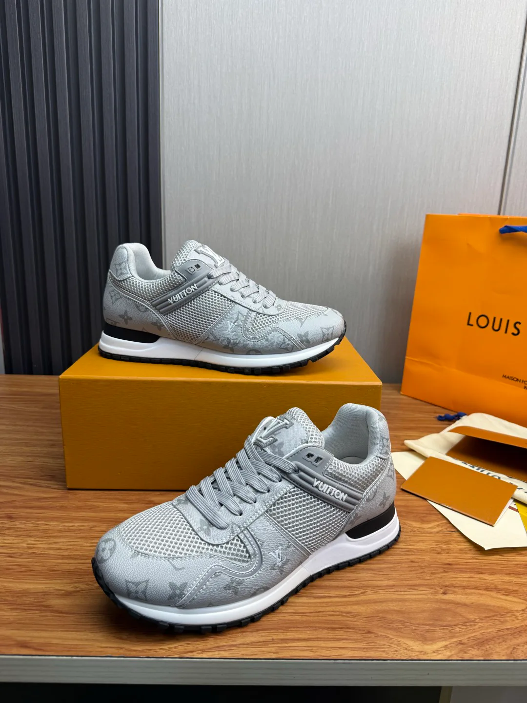 Men's Sneakers LOUIS VUITTON 17429937