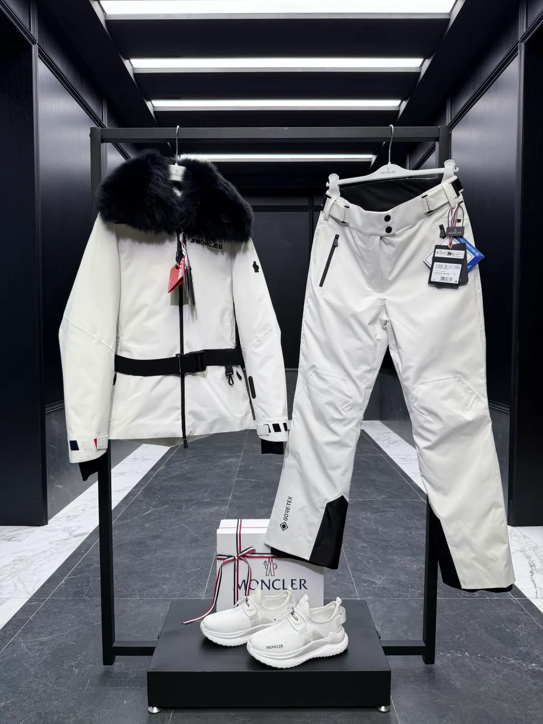 Women's Jackets And Down Jackets MONCLER 18134290