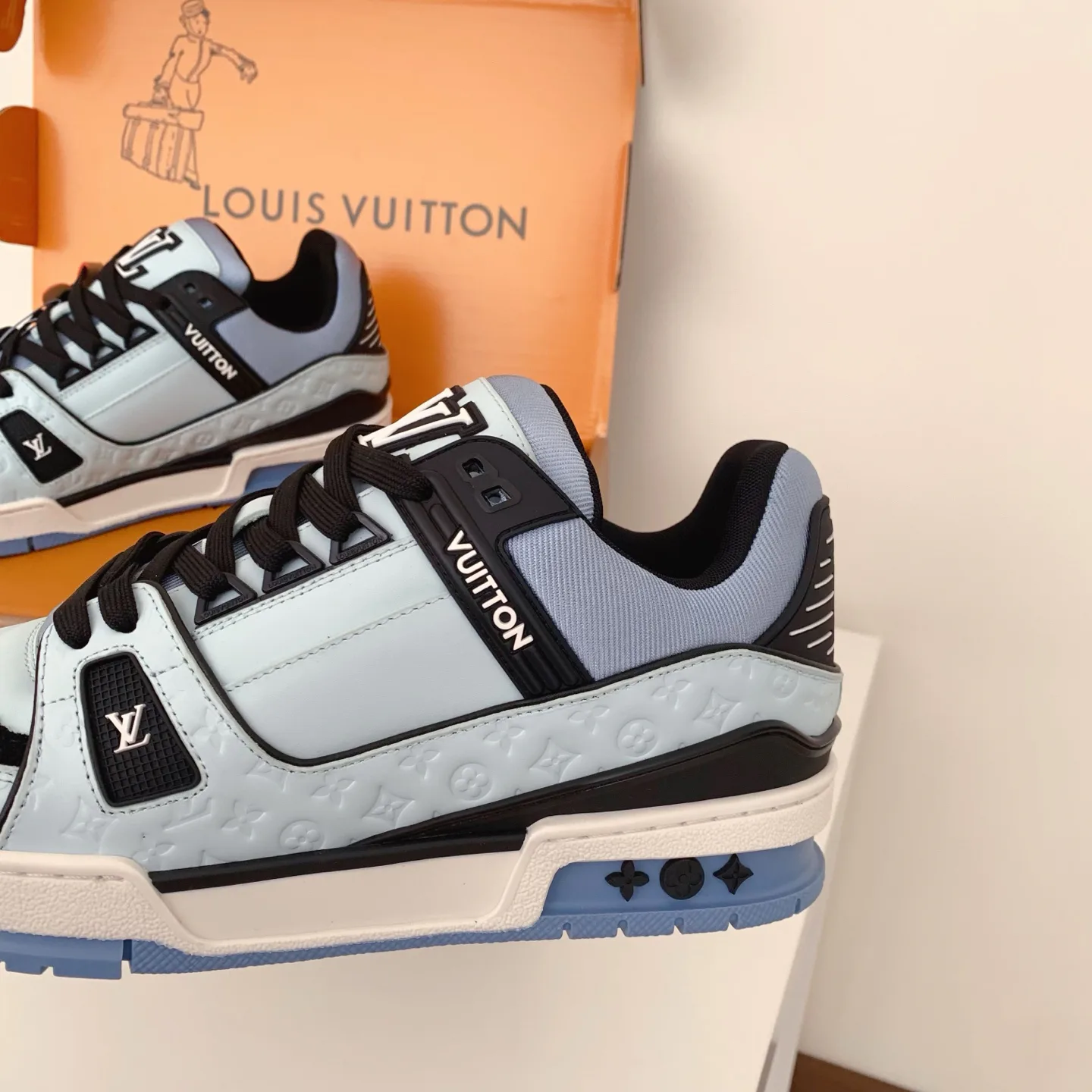 Women's Sneakers LOUIS VUITTON 18258380