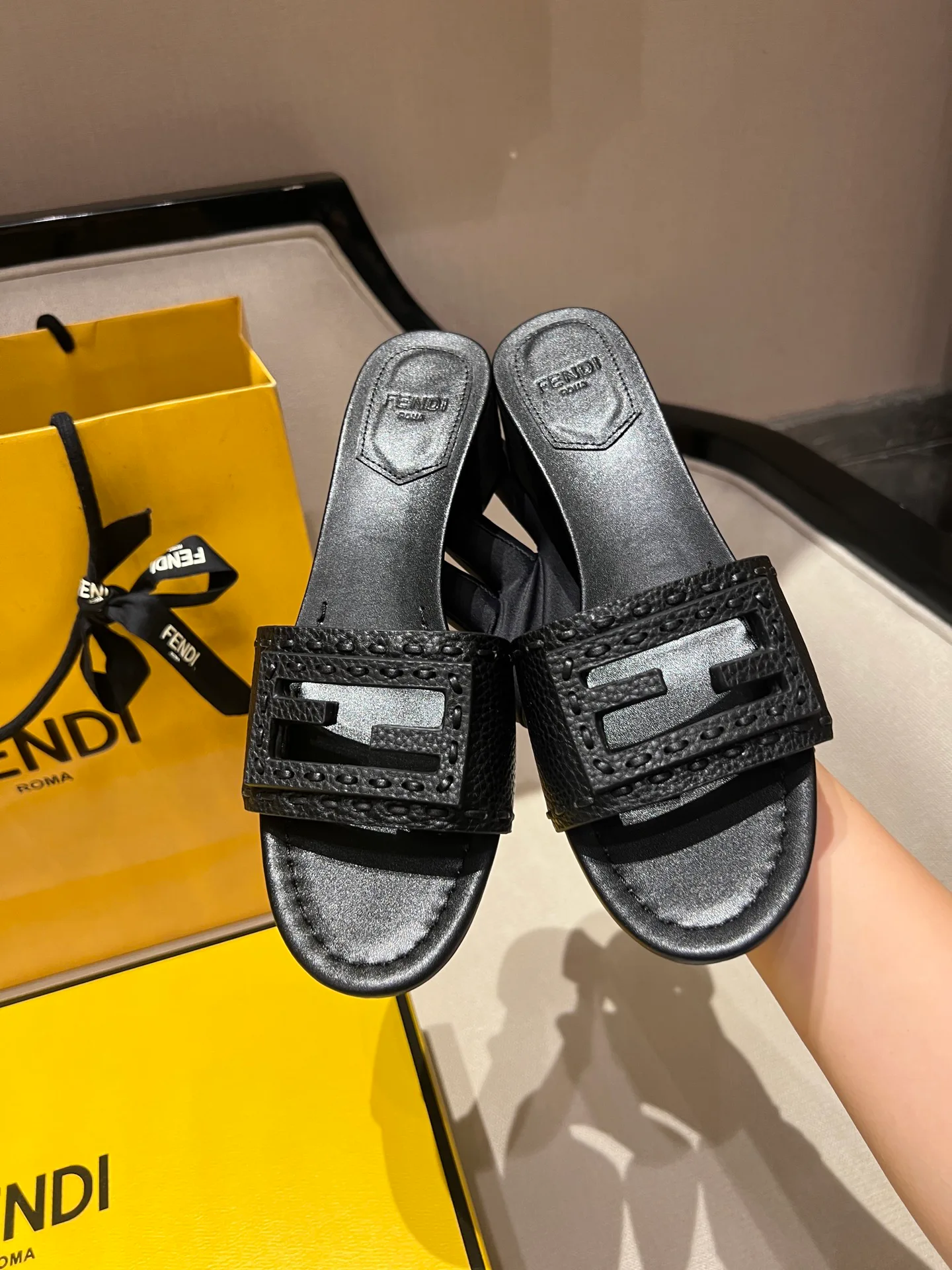 Women's Flip-Flops FENDI 17594299