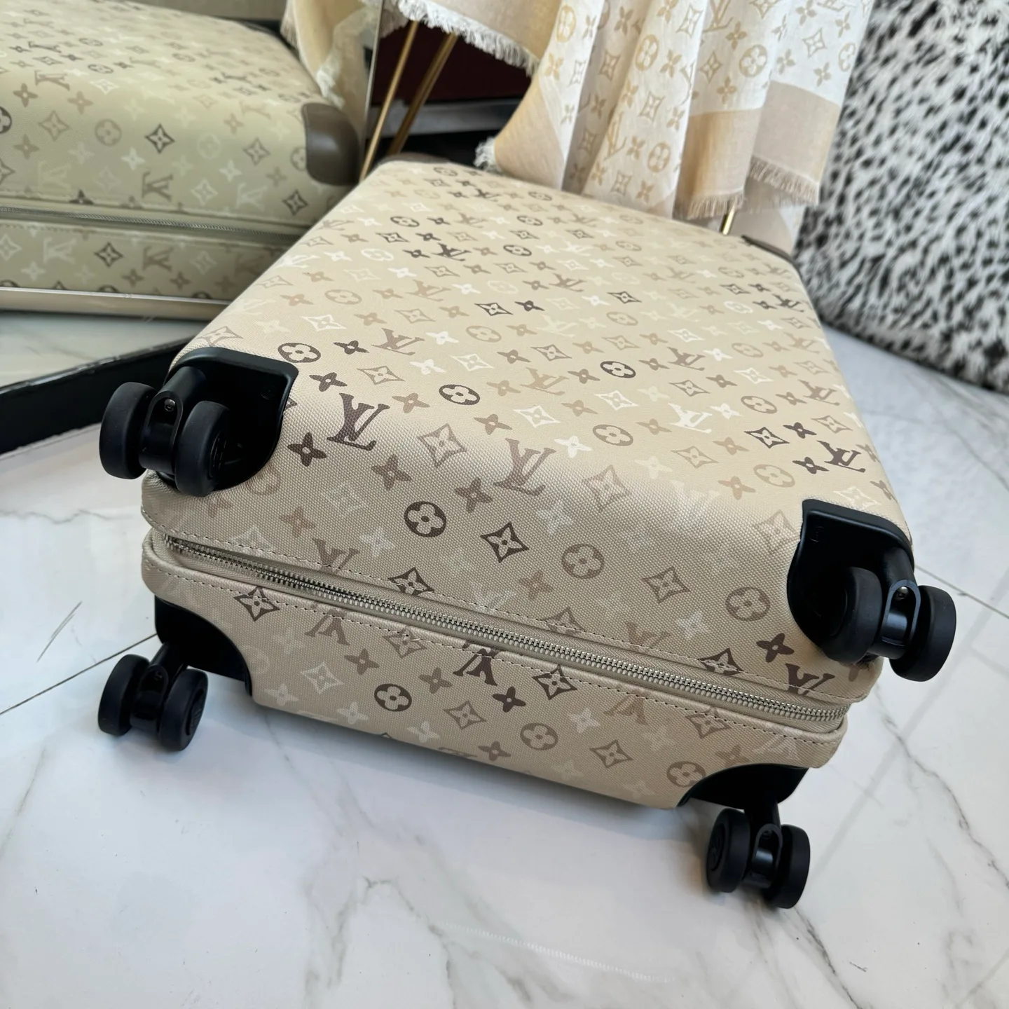 Suitcases LOUIS VUITTON 17675231