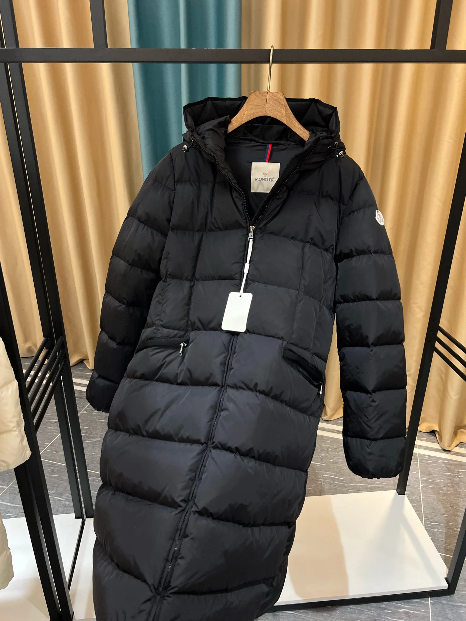 Women's Jackets And Down Jackets MONCLER 18111548
