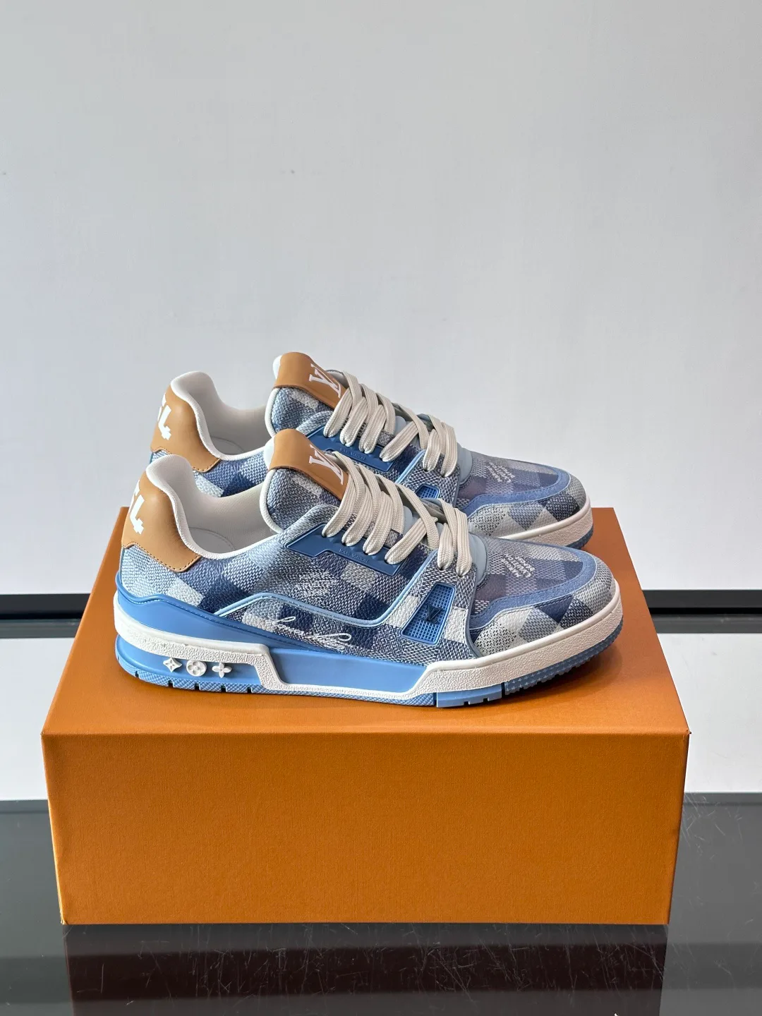 Women's Sneakers LOUIS VUITTON 17608032
