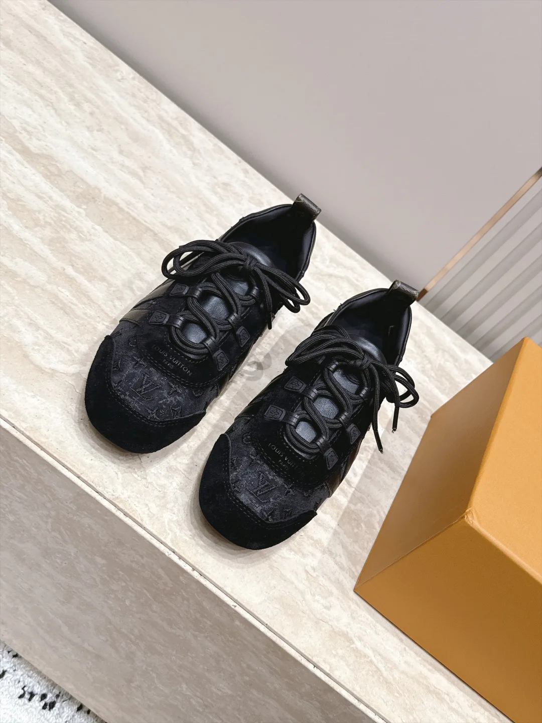 Women's Sneakers LOUIS VUITTON 18091989