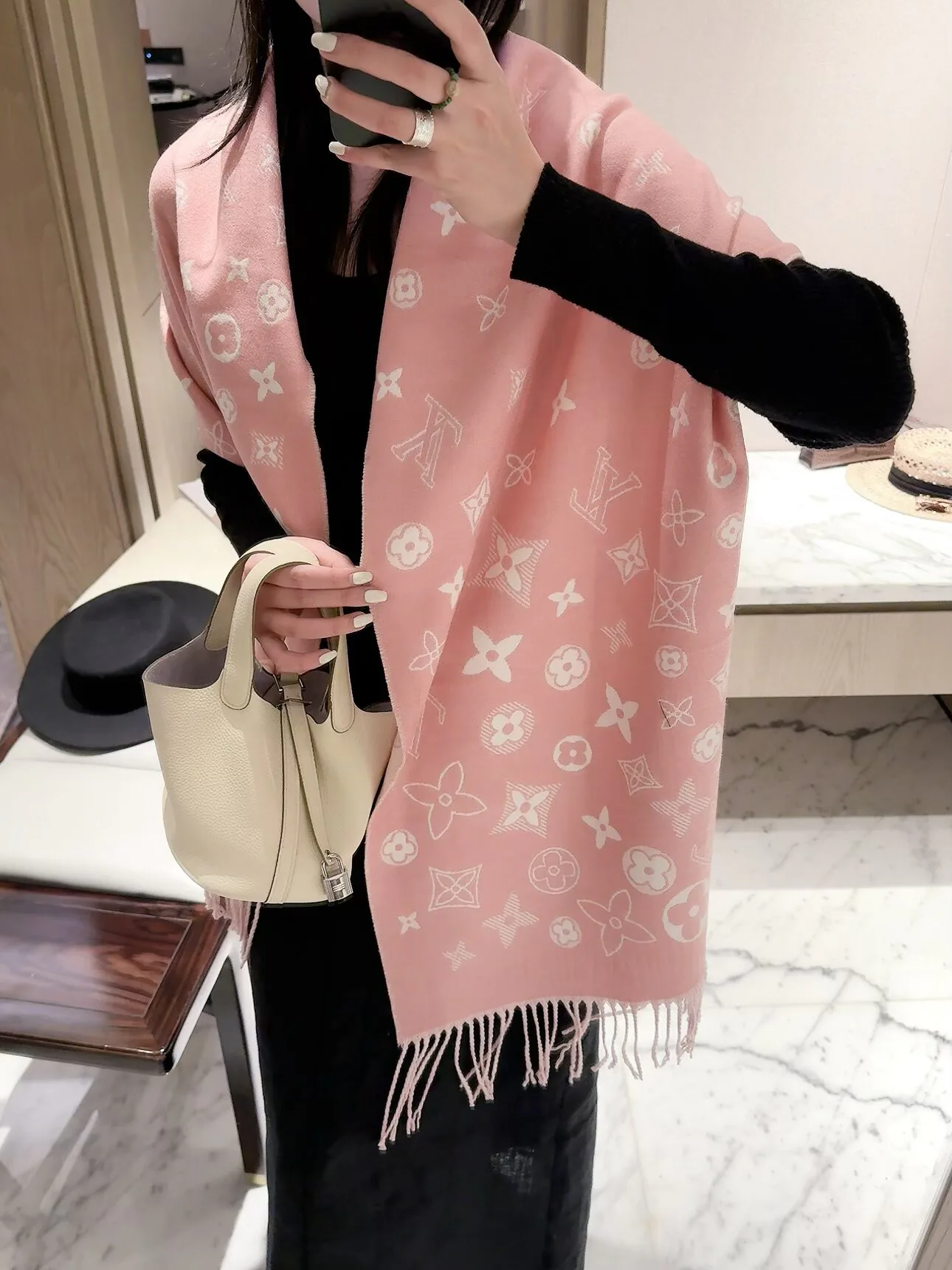 Scarves LOUIS VUITTON 18377550