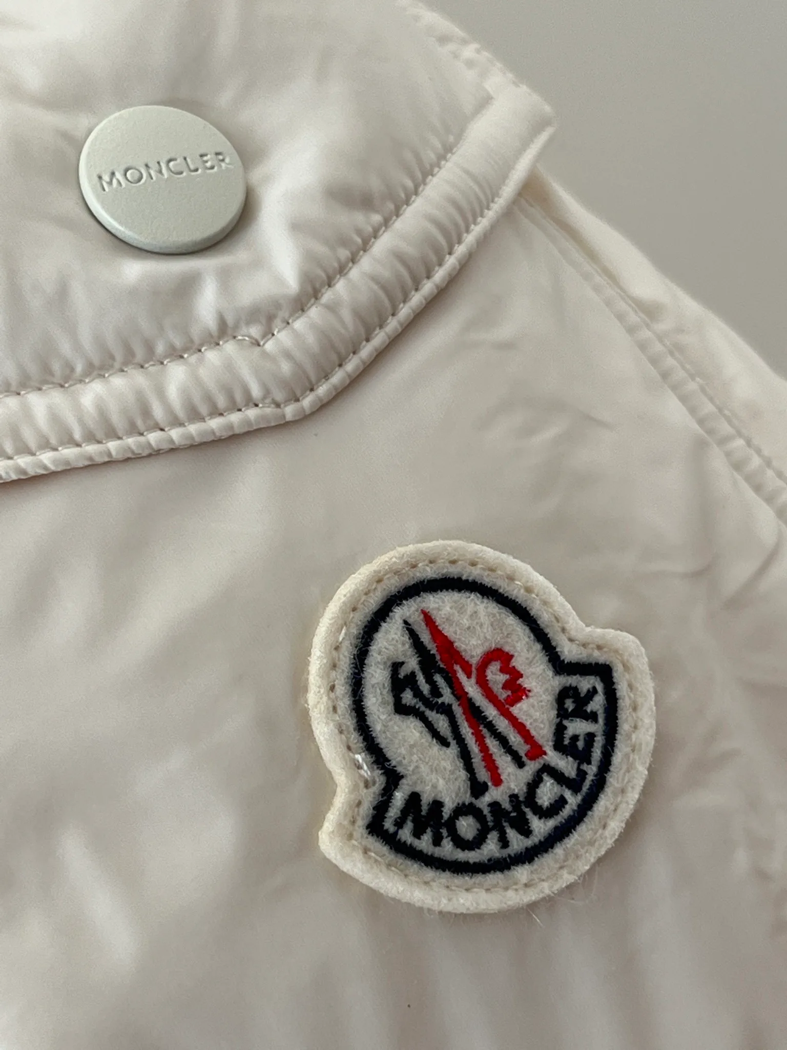 Women's Jackets And Down Jackets MONCLER 18416137