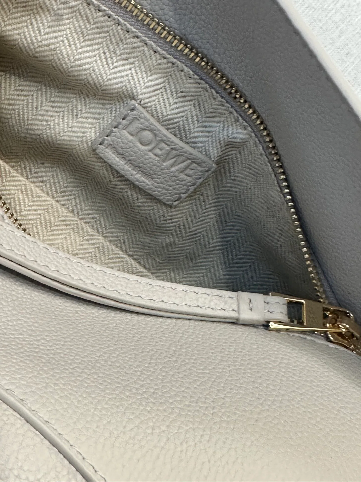 Women's Classic Handbags LOEWE 17839558