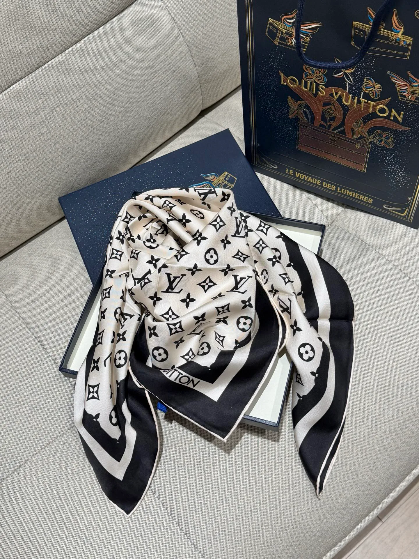 Silk Scarves LOUIS VUITTON 17991404