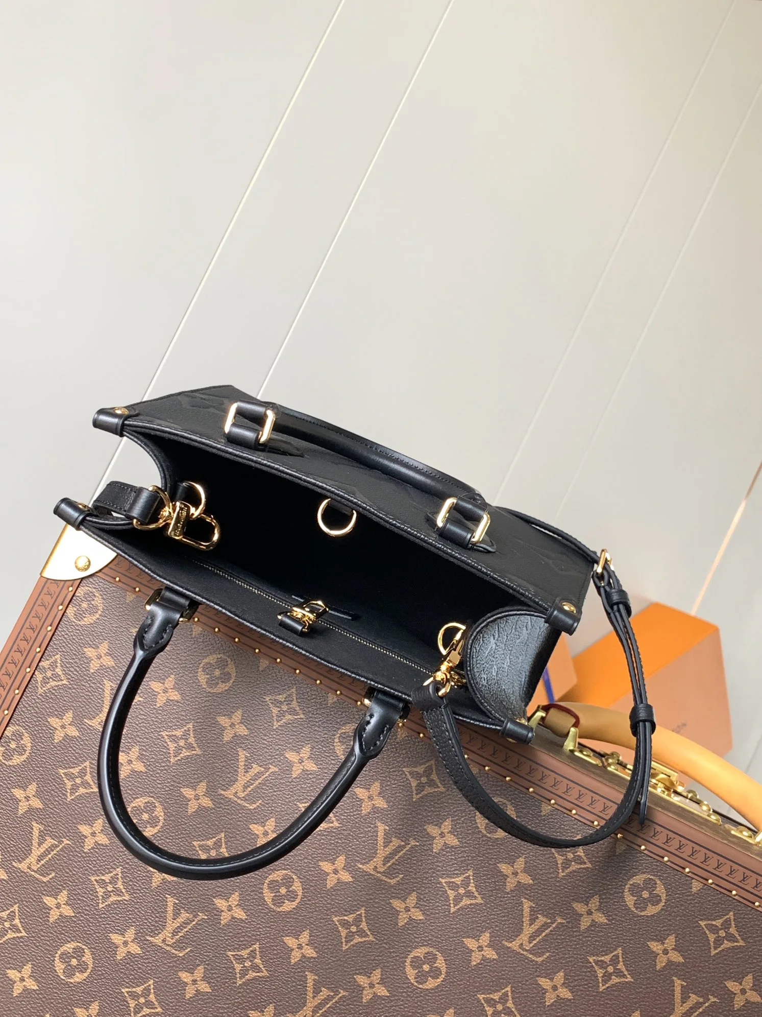 Women's Classic Handbags LOUIS VUITTON 18148122