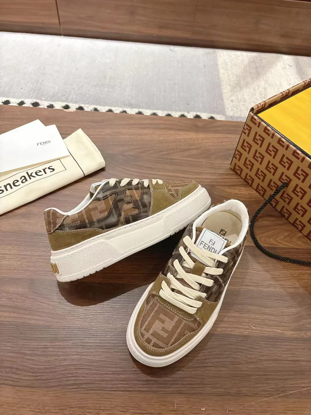 Women's Sneakers FENDI 18219639
