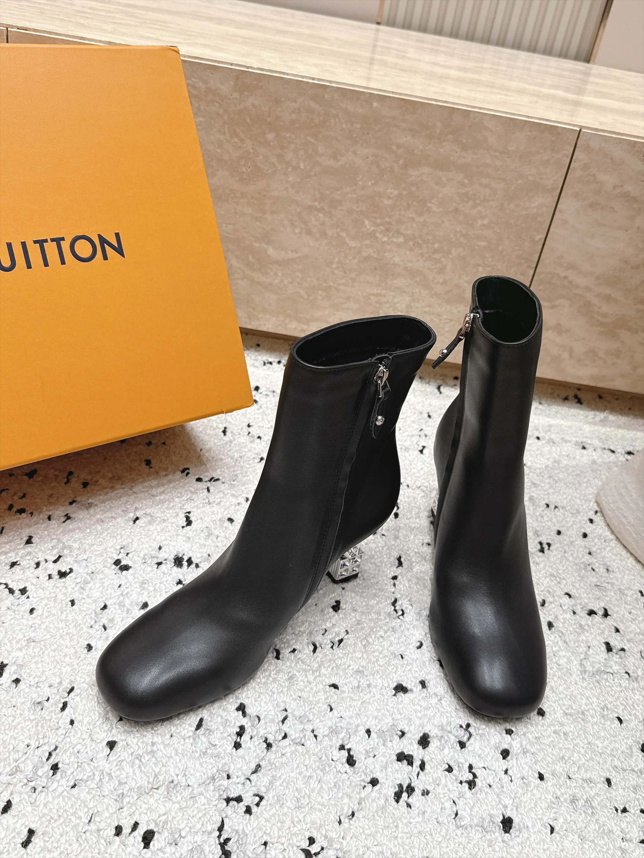 Women's Booties LOUIS VUITTON 18492503