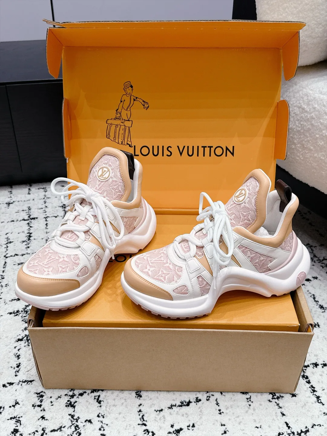 Women's Sneakers LOUIS VUITTON 18505469