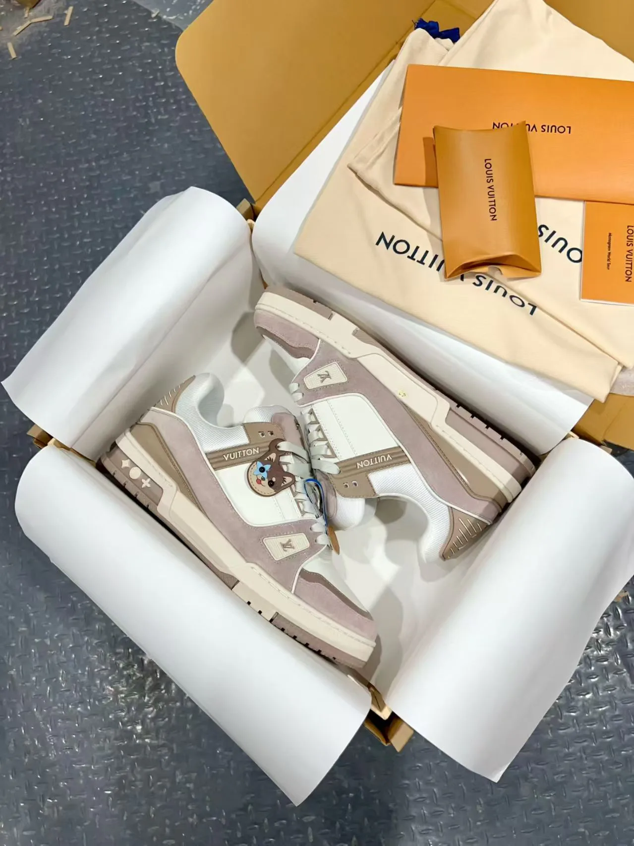 Women's Sneakers LOUIS VUITTON 18170736