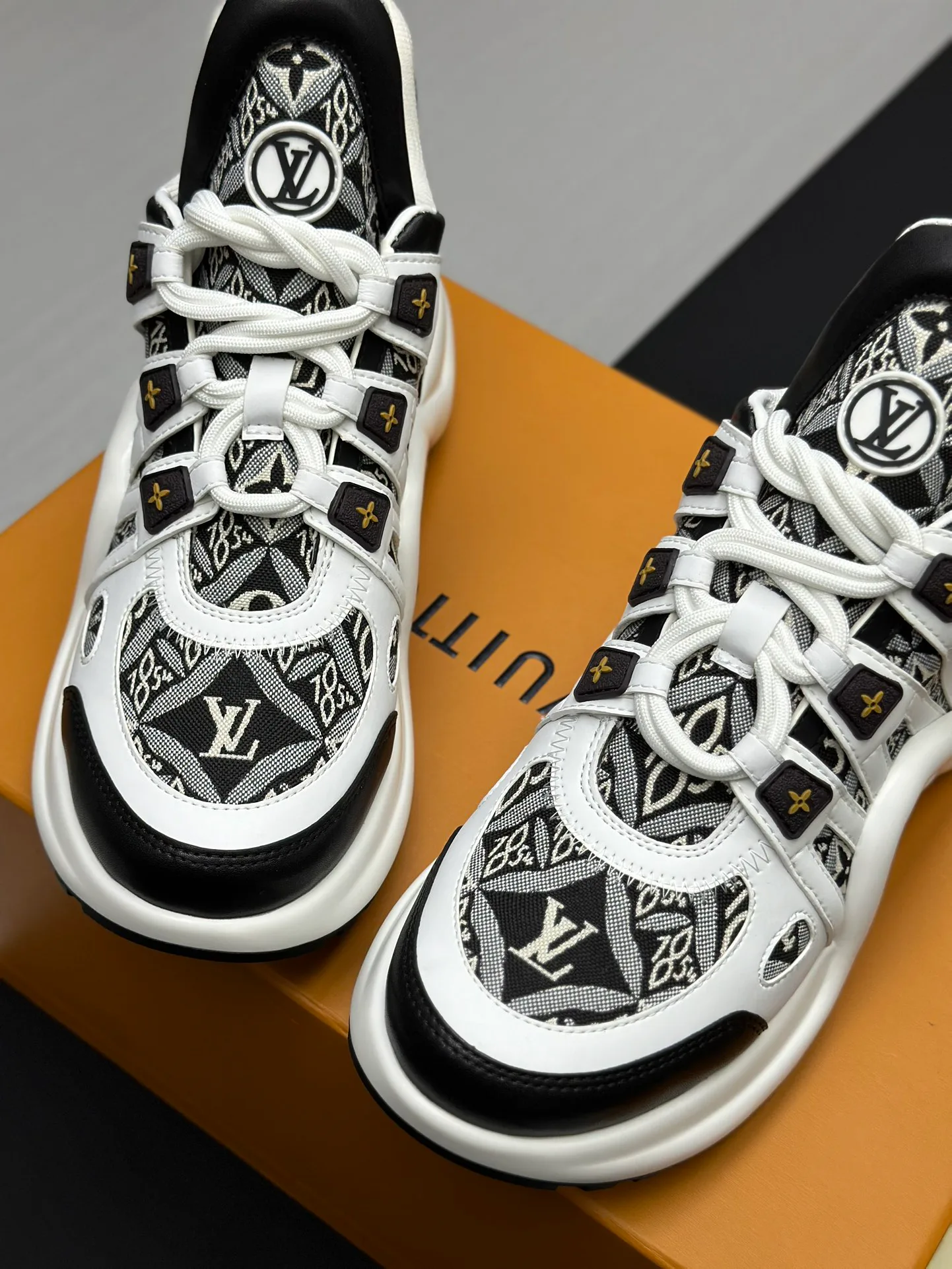 Women's Sneakers LOUIS VUITTON 18211995
