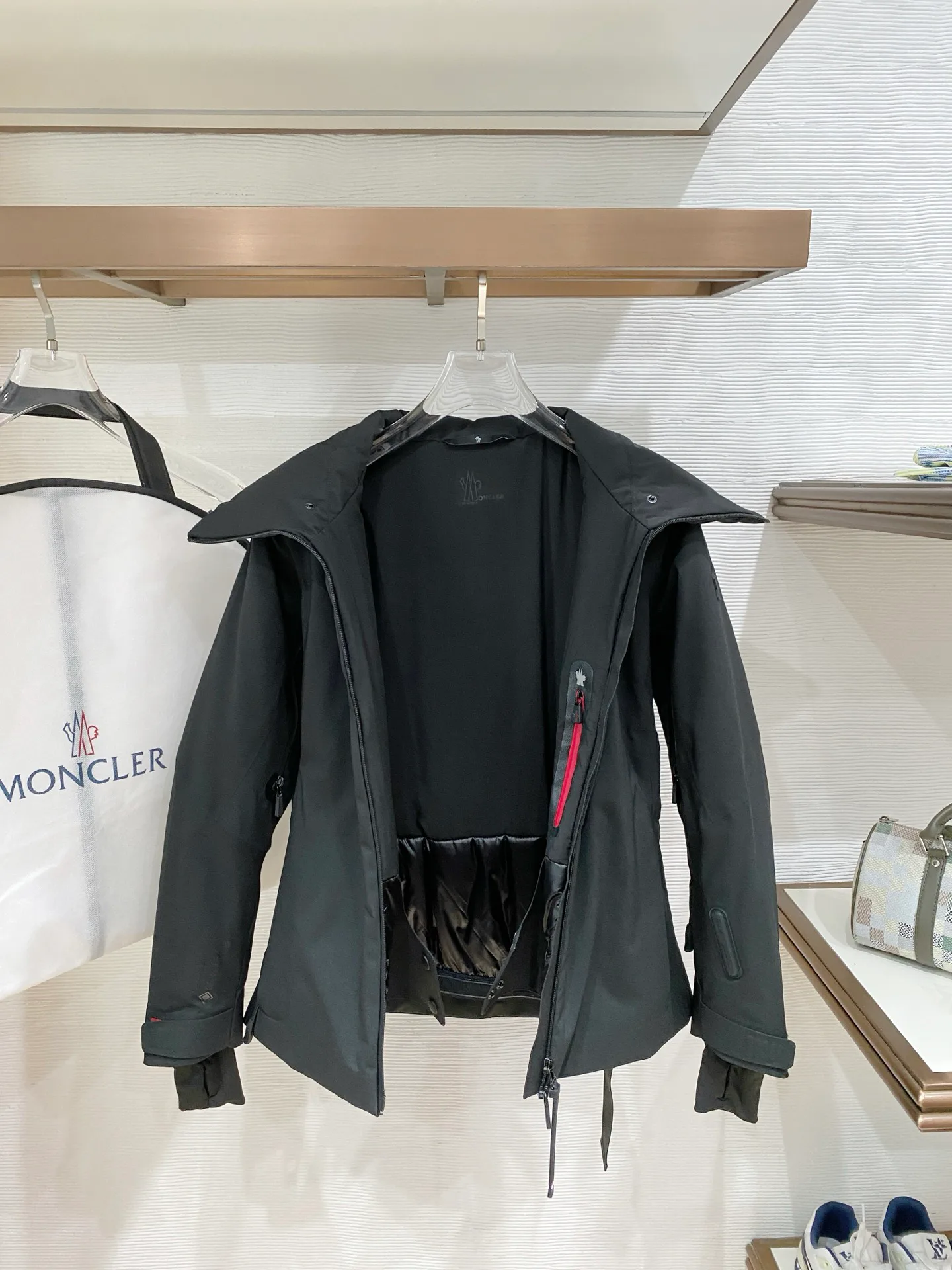 Women's Jackets And Down Jackets MONCLER 17717054
