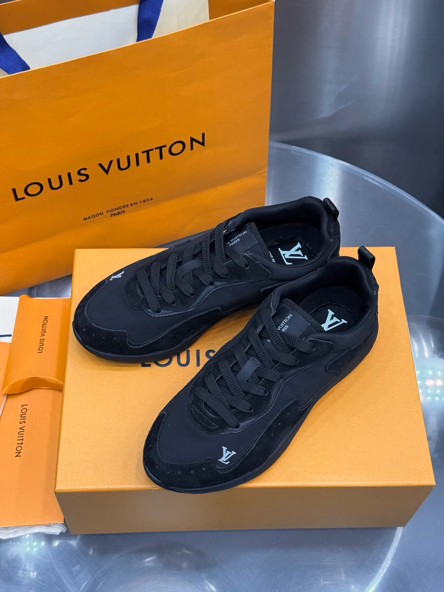 Men's Sneakers LOUIS VUITTON 18202637