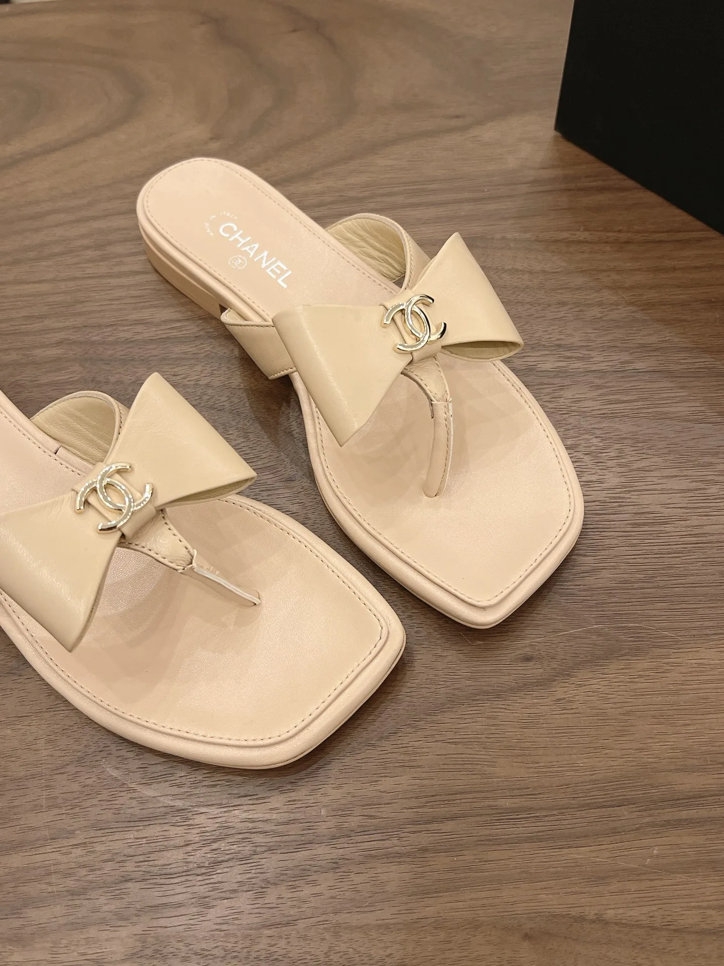 Women's Flip-Flops CHANEL 17342718