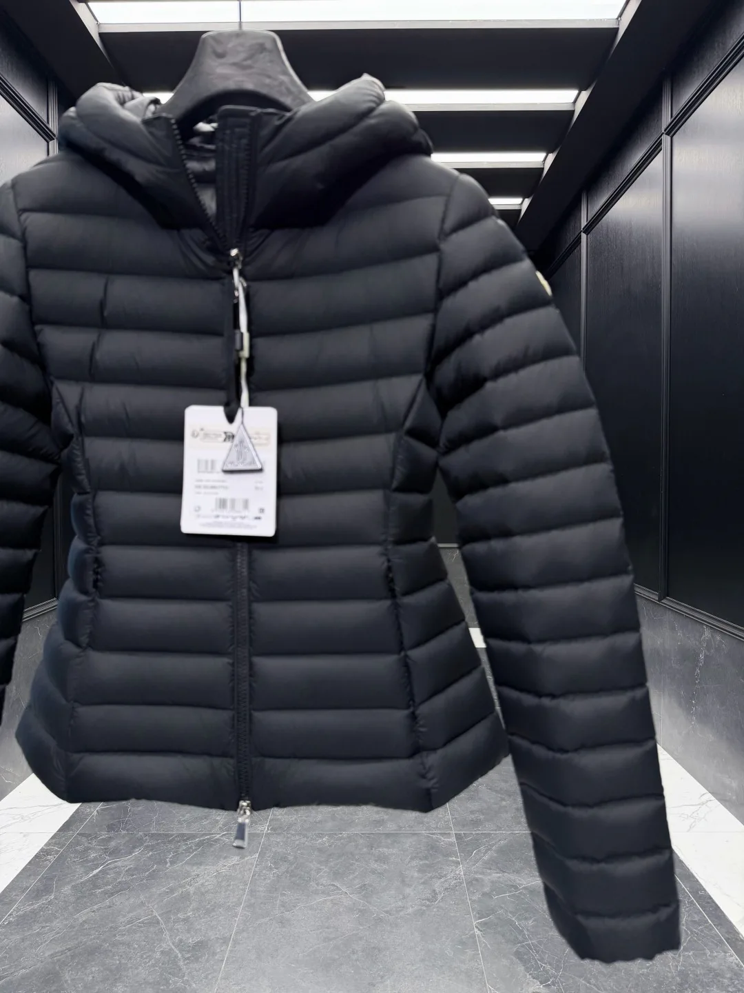 Women's Jackets And Down Jackets MONCLER 18129792
