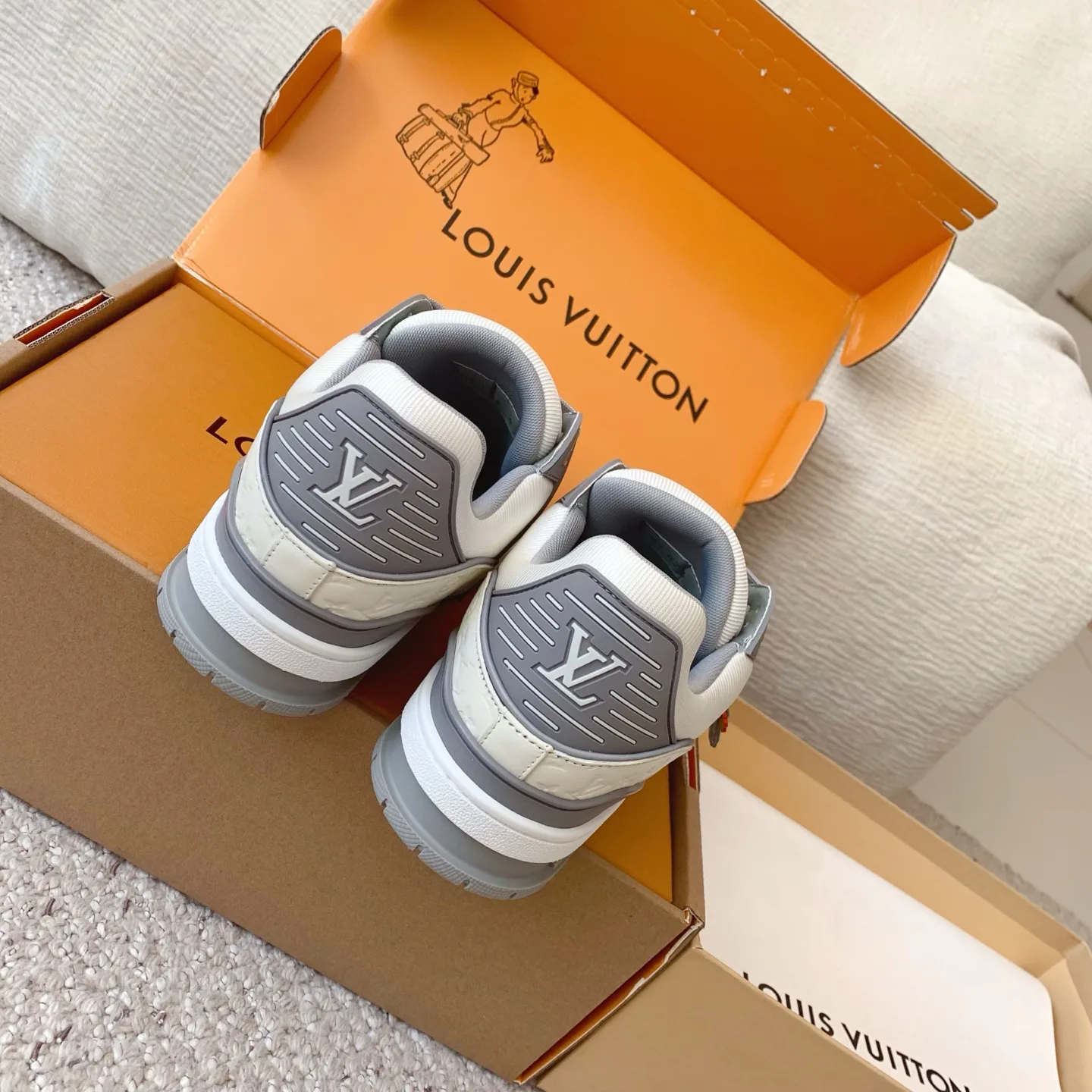 Women's Sneakers LOUIS VUITTON 18258368