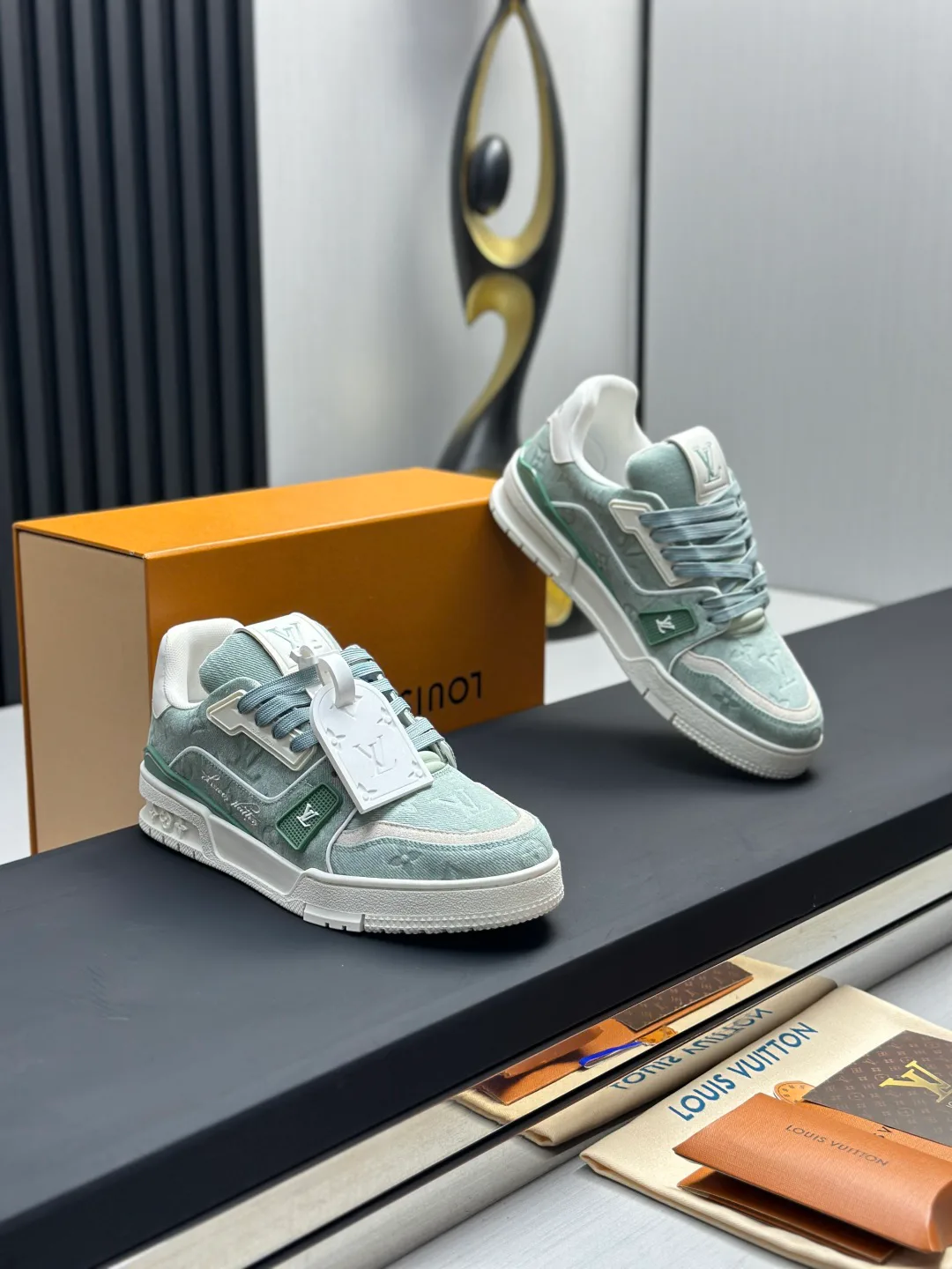 Women's Sneakers LOUIS VUITTON 18011604